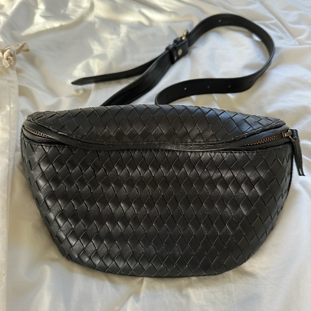 Mandrn Atlas woven black leather bag